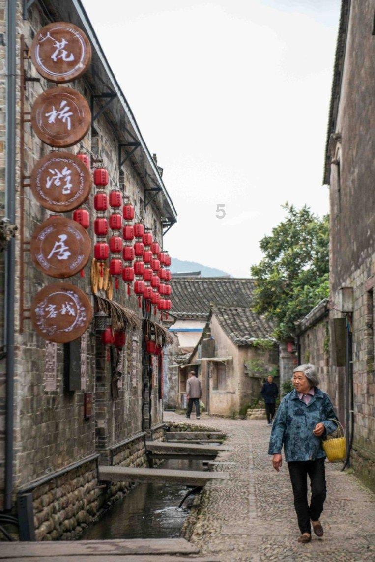 搞笑一幕！41岁教练怒喷裁判口水不断，60号裁判进行抗议后抹去口水
